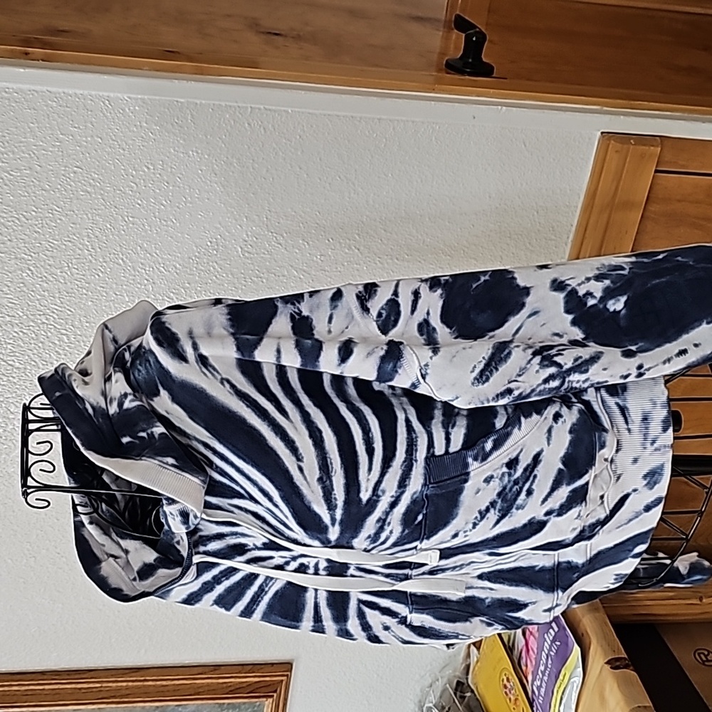 LUCKY BRAND TIE-DYED SWEAT SHIRT RELAXED FIT SIZE XS FITS LIKE SM TO MED - Picture 2 of 6